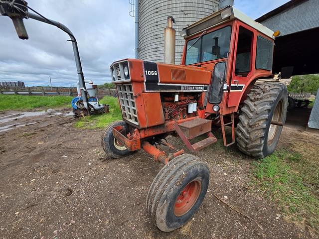 Image of International Harvester 1066 equipment image 1