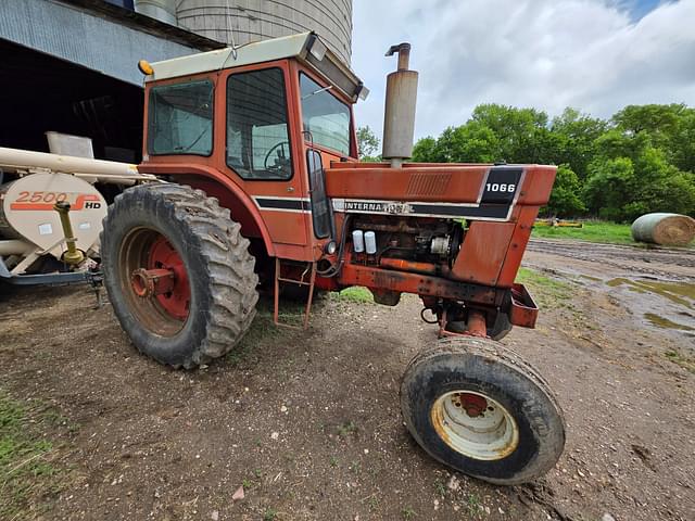 Image of International Harvester 1066 equipment image 2