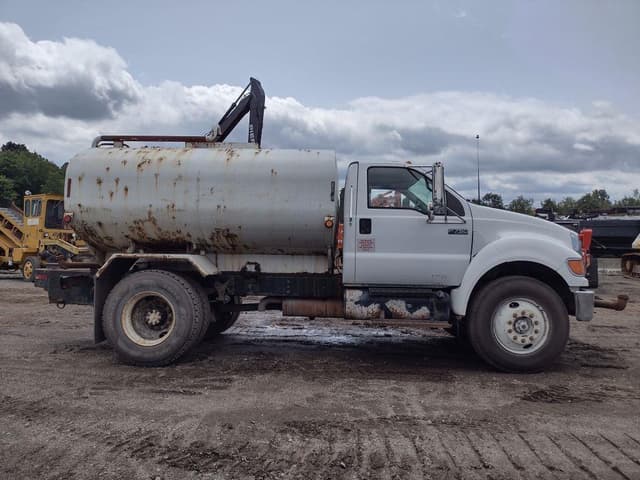 Image of Ford F-750 equipment image 2