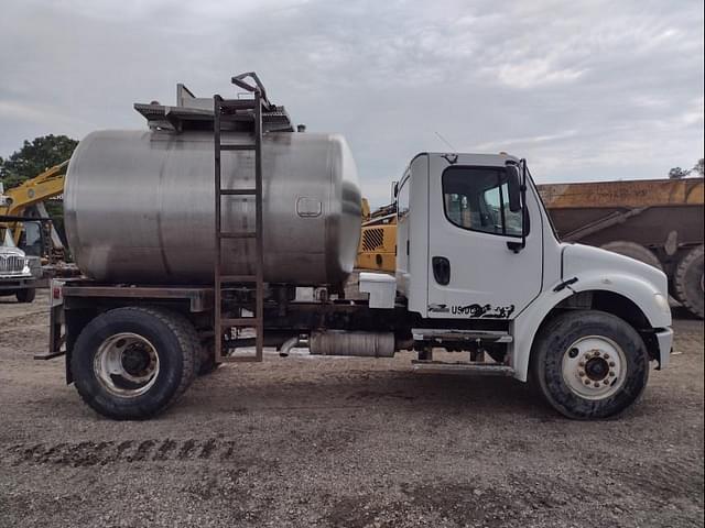 Image of Freightliner M2 106 equipment image 2