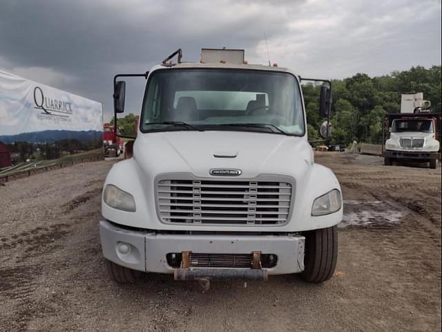 Image of Freightliner M2 106 equipment image 1