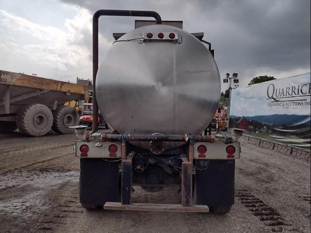 Image of Freightliner M2 106 equipment image 3