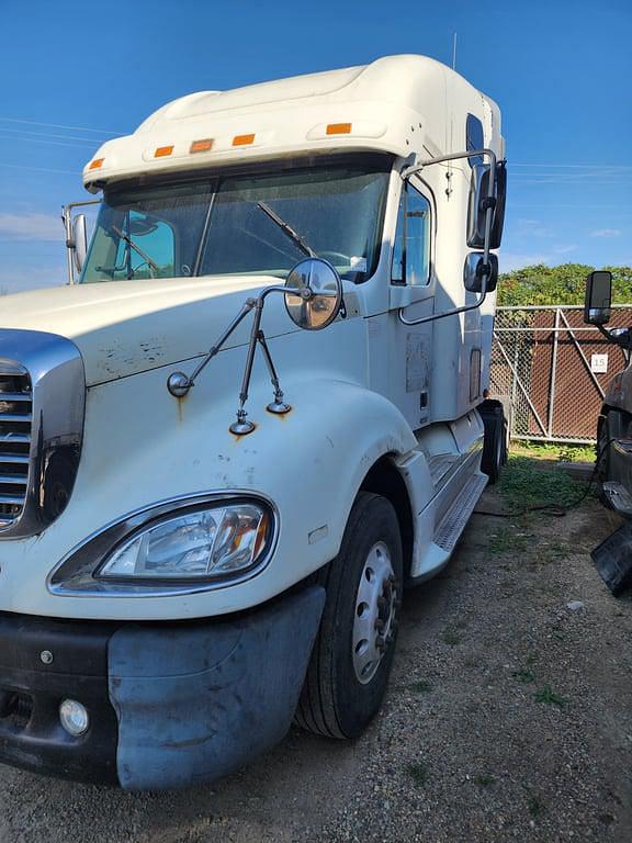 Image of Freightliner Columbia equipment image 2