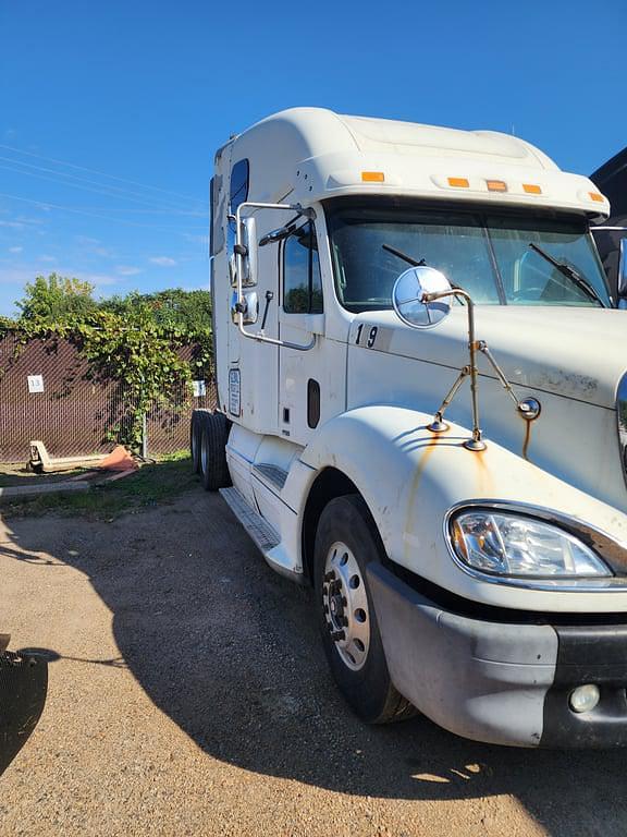 Image of Freightliner Columbia equipment image 1