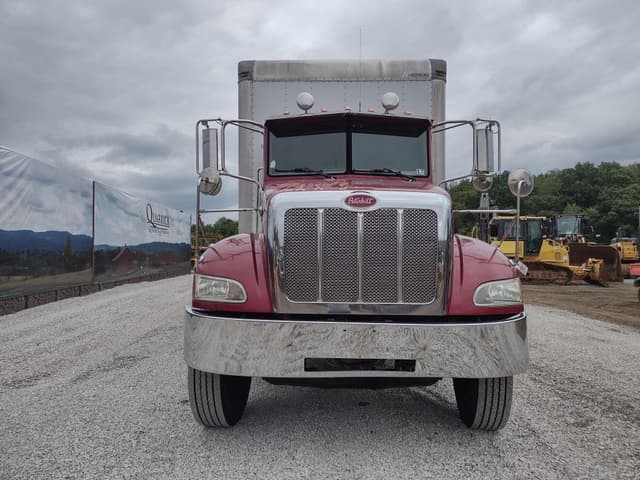 Image of Peterbilt 335 equipment image 1