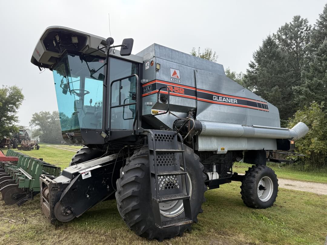 Image of Gleaner R52 Primary image