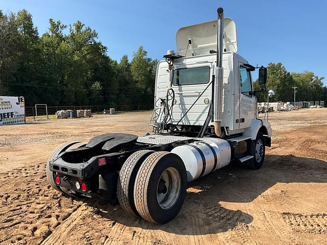 Image of Volvo VNM equipment image 4