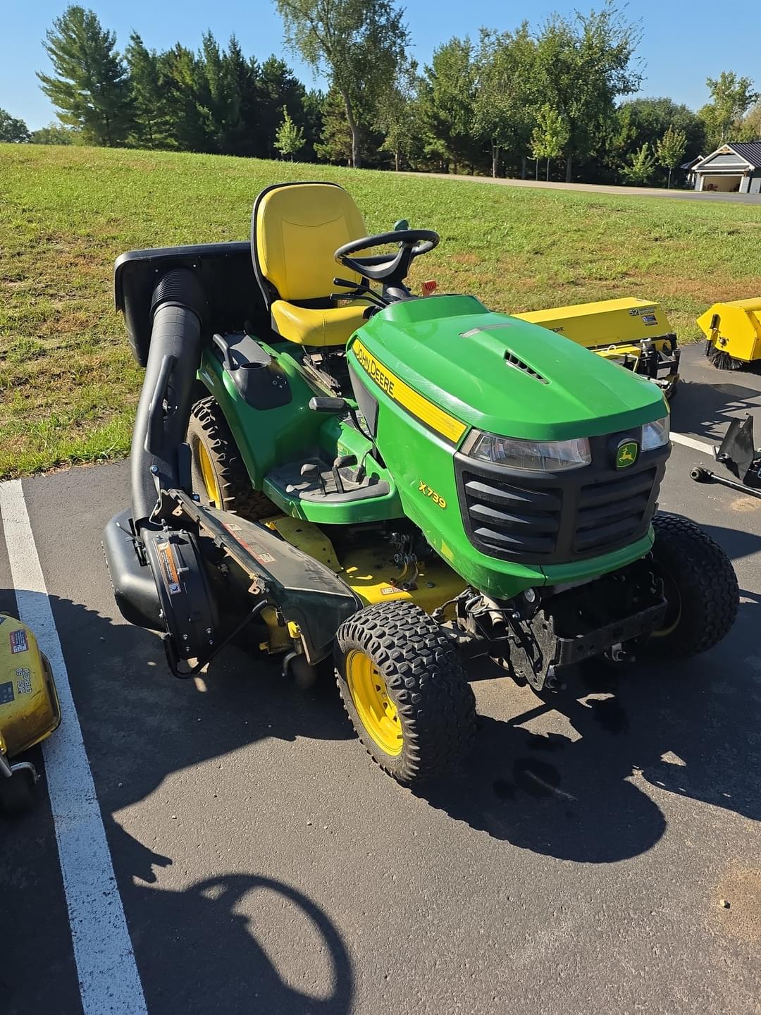 Image of John Deere X739 Primary image