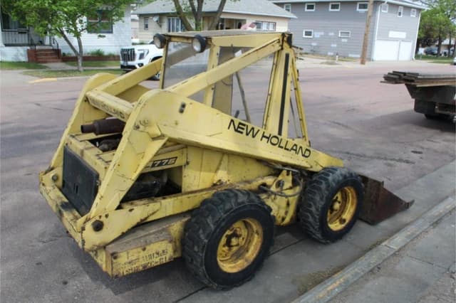 Image of New Holland L775 equipment image 2
