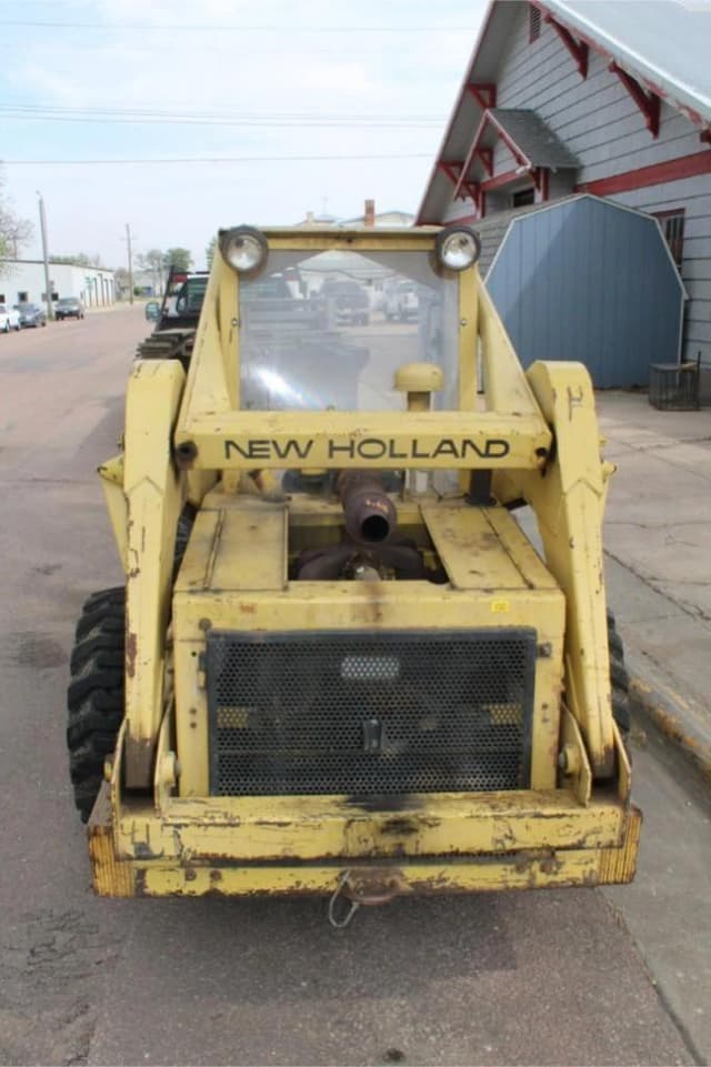Image of New Holland L775 equipment image 3