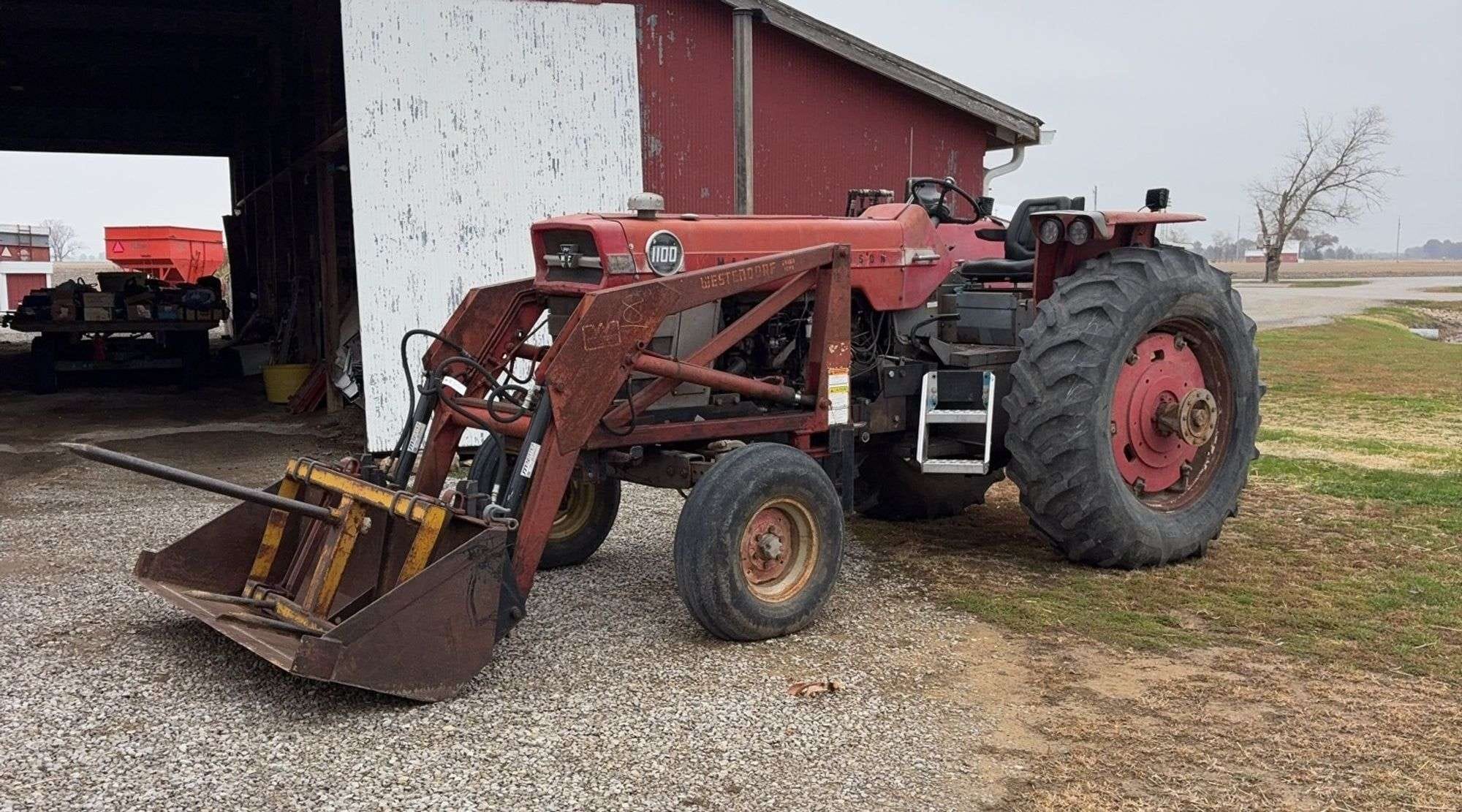 1972 Massey Ferguson 1100 Equipment Image0