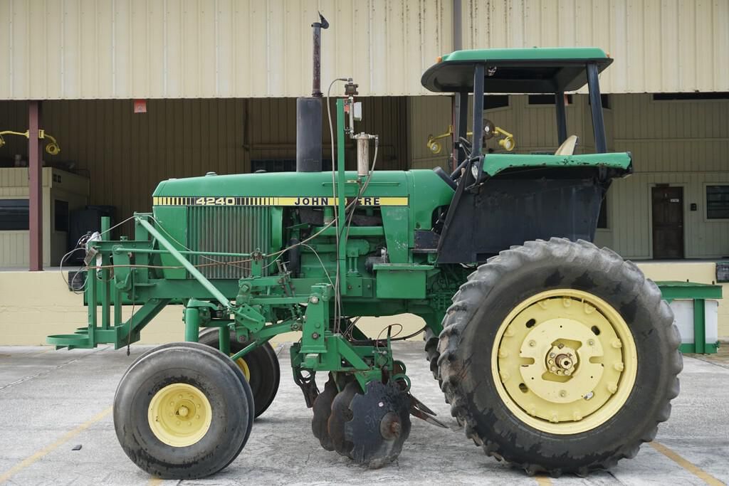 Main image John Deere 4240