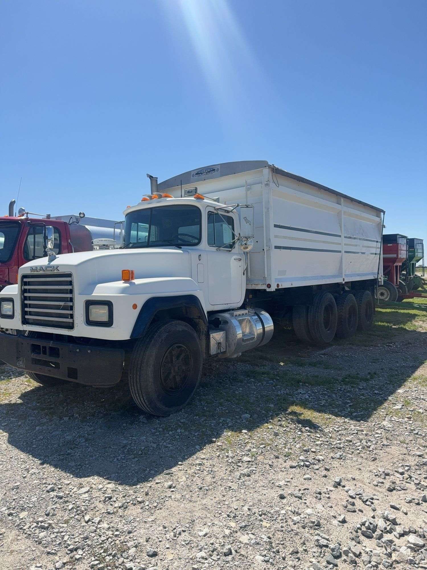 1992 Mack RD600 Equipment Image0