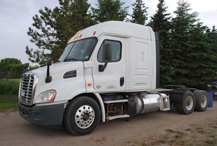 2014 Freightliner Cascadia 113 Equipment Image0