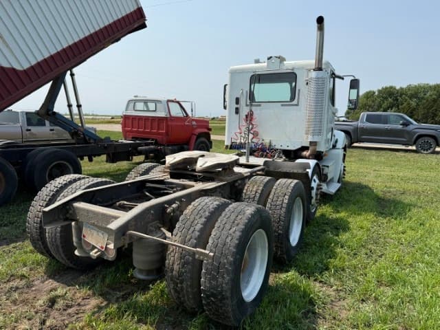 Image of Freightliner Columbia equipment image 3