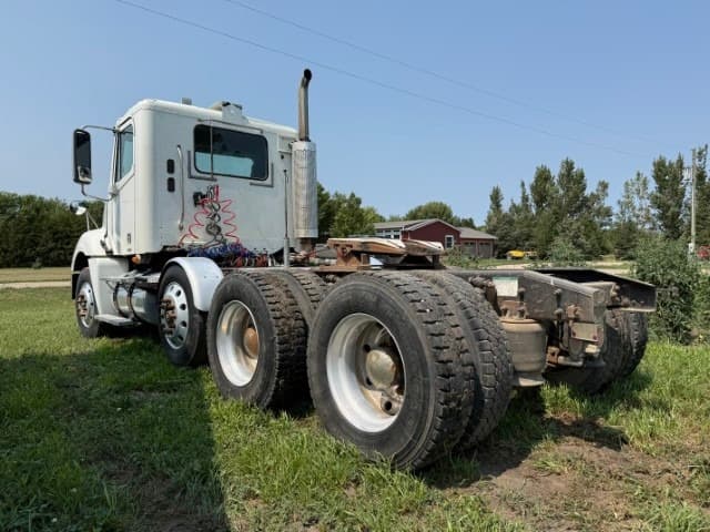 Image of Freightliner Columbia equipment image 4