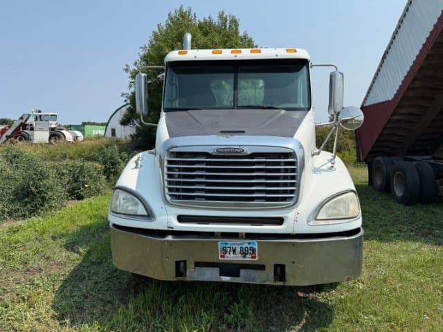 Image of Freightliner Columbia equipment image 1
