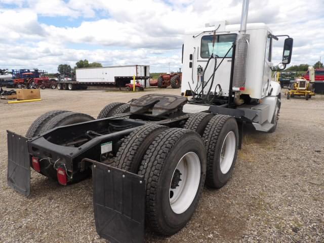 Image of Freightliner Columbia 120 equipment image 3