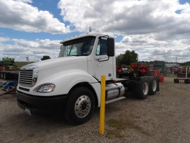 Image of Freightliner Columbia 120 equipment image 1