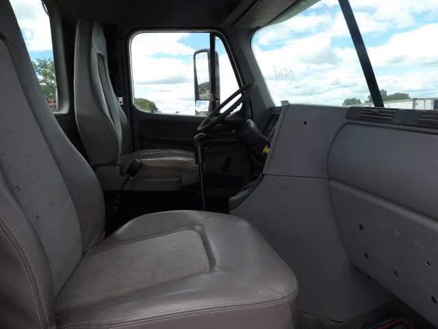 Image of Freightliner Columbia 120 equipment image 2