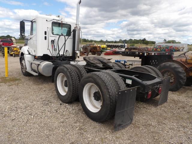 Image of Freightliner Columbia 120 equipment image 4
