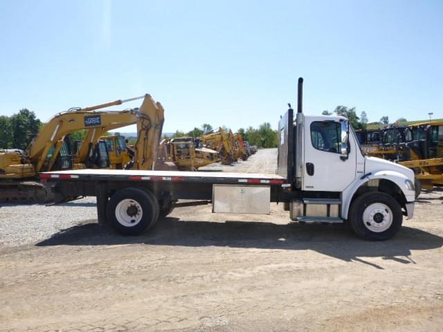 Image of Freightliner M2106 equipment image 2