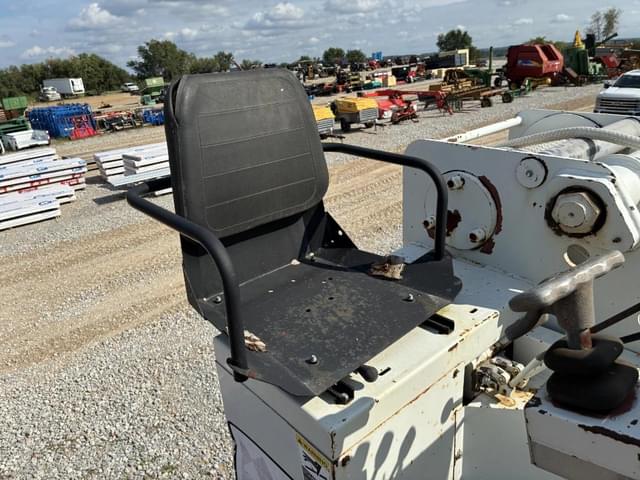 Image of International 4300 equipment image 3