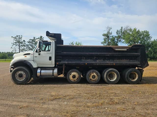 Image of International 7600 equipment image 1