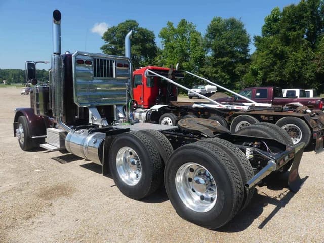 Image of Peterbilt 389 equipment image 3