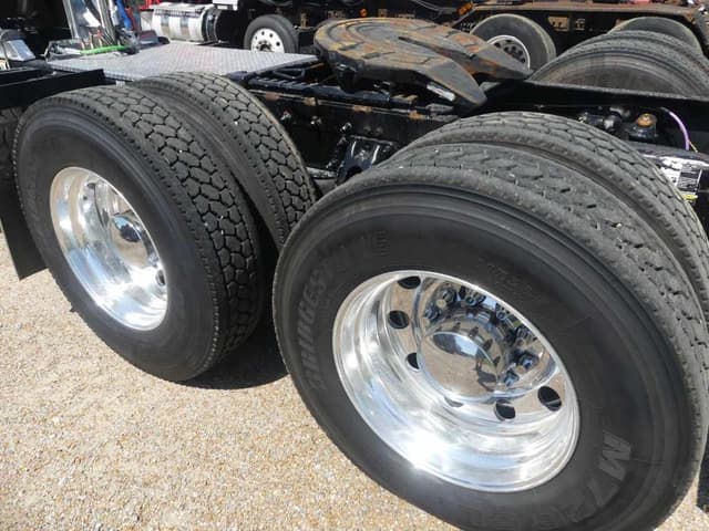 Image of Peterbilt 389 equipment image 4