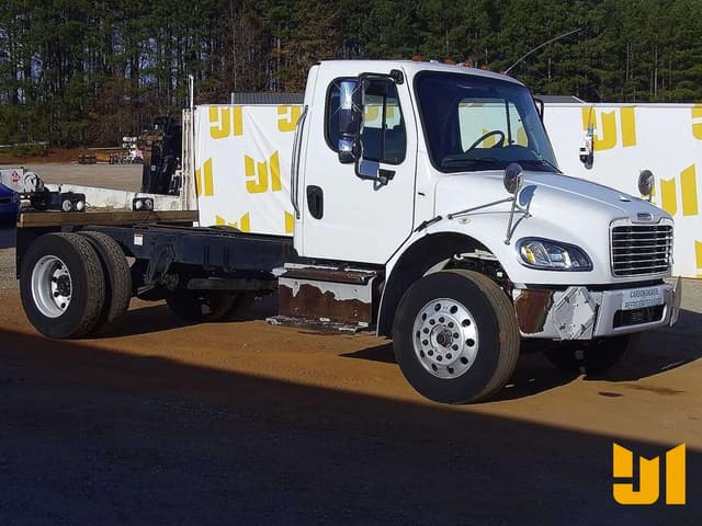 Image of Freightliner M2106 equipment image 1