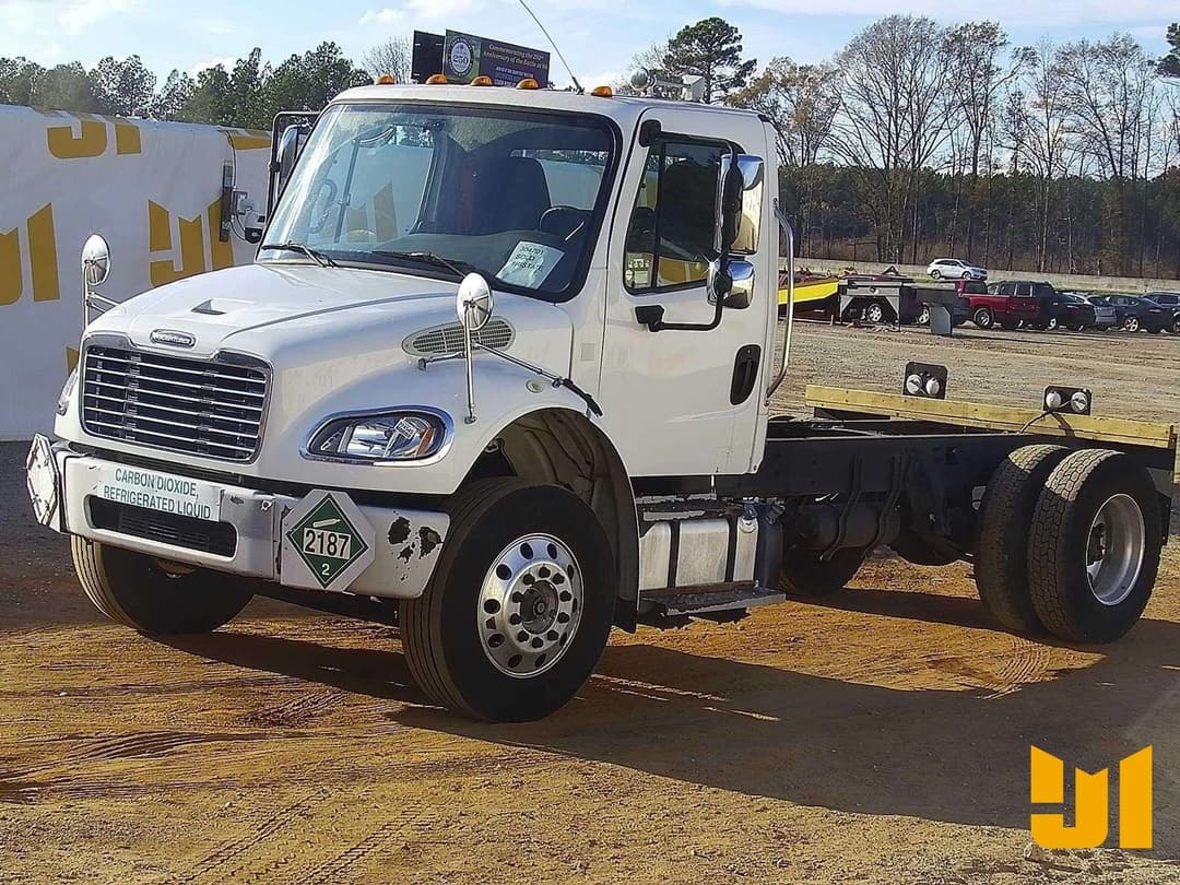 Image of Freightliner M2106 Primary image