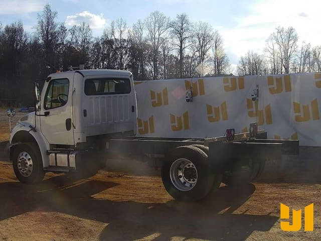 Image of Freightliner M2106 equipment image 4