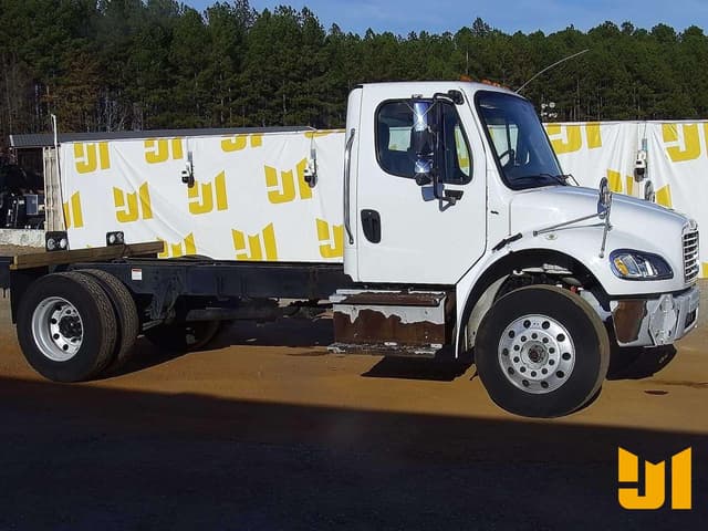 Image of Freightliner M2106 equipment image 2