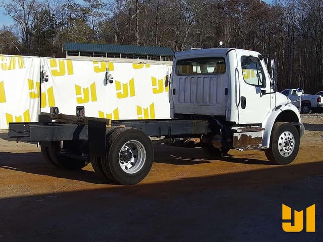 Image of Freightliner M2106 equipment image 3