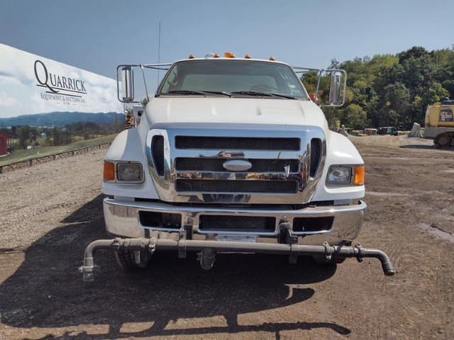 Image of Ford F-750 equipment image 1