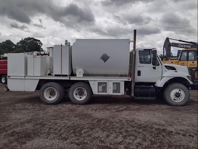 Image of International 7400 equipment image 2