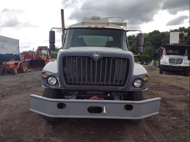 Image of International 7400 equipment image 1