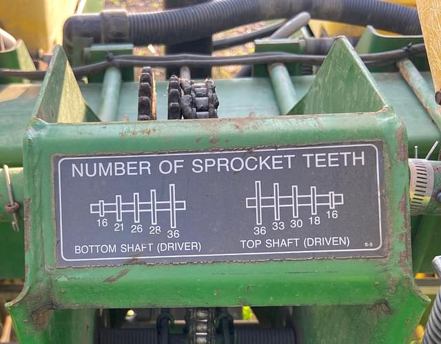 Image of John Deere 7200 equipment image 2