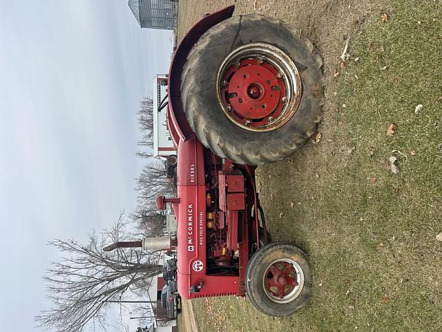 Image of McCormick-Deering Super WD-9 equipment image 2