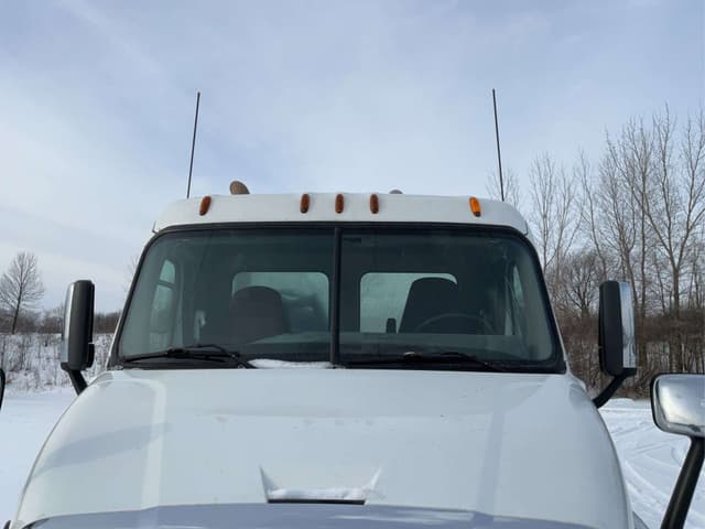 Image of Freightliner Cascadia equipment image 4