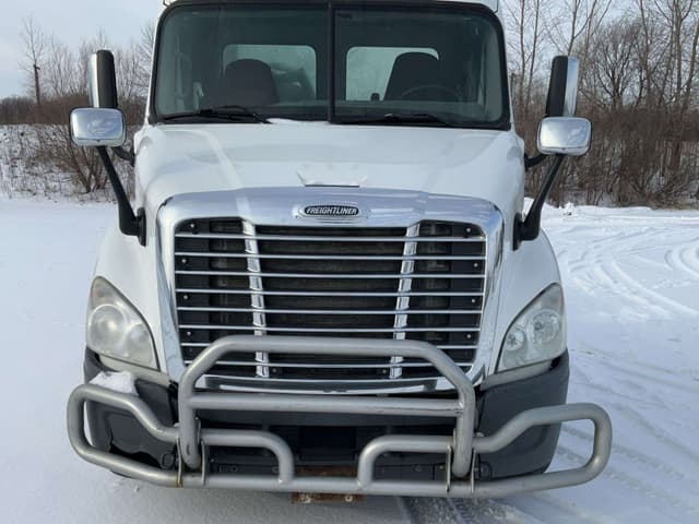 Image of Freightliner Cascadia equipment image 3