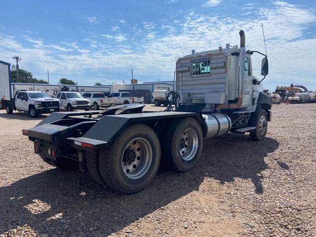 Image of Caterpillar CT660S equipment image 2