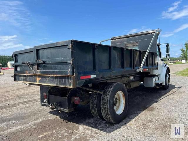 Image of Freightliner M2 106 equipment image 4