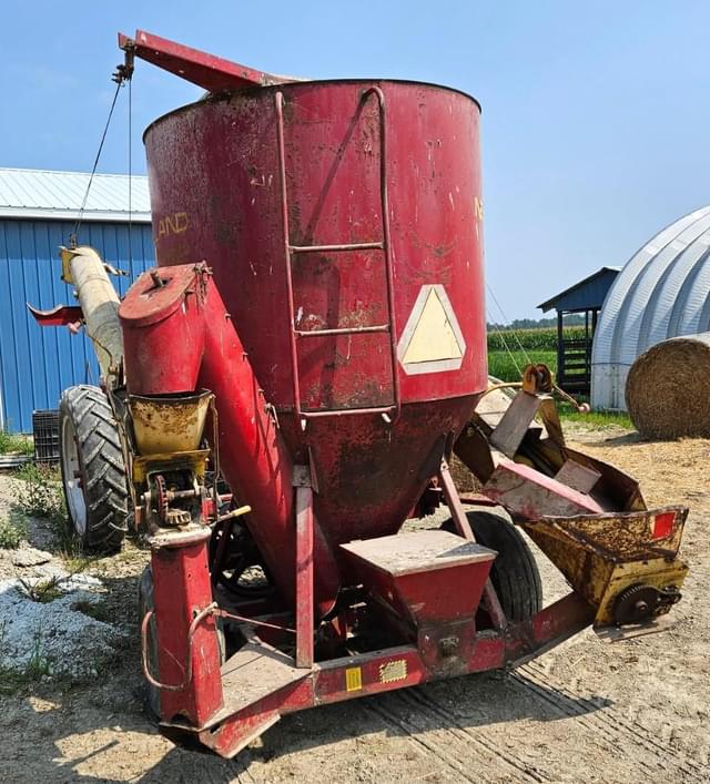 Image of New Holland 352 equipment image 4