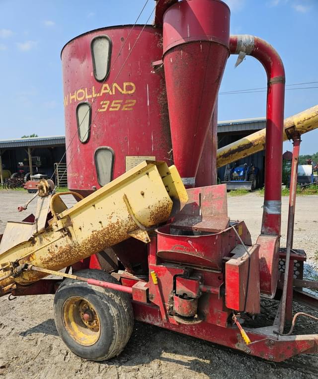 Image of New Holland 352 equipment image 2