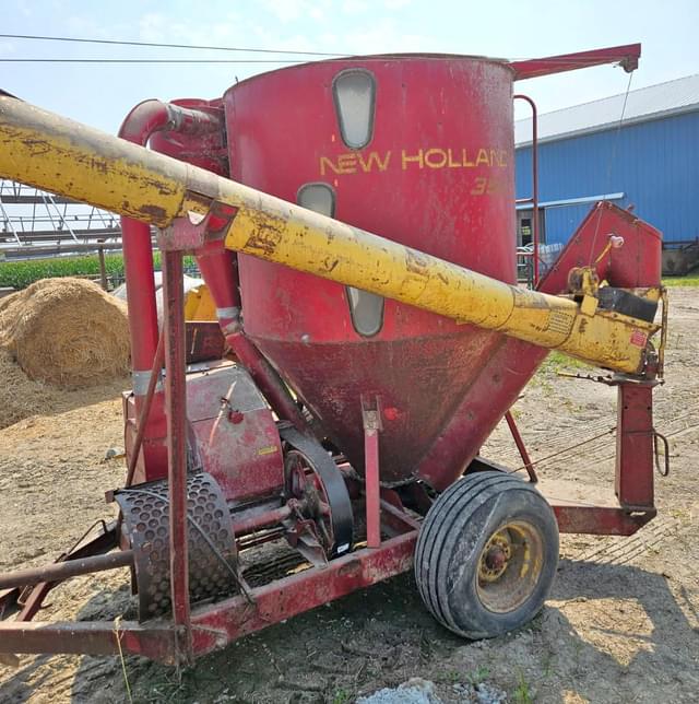 Image of New Holland 352 equipment image 1