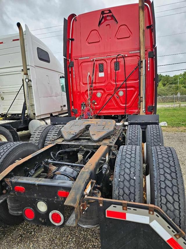 Image of Freightliner Cascadia 125 equipment image 4