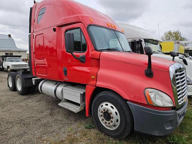 Image of Freightliner Cascadia 125 equipment image 2