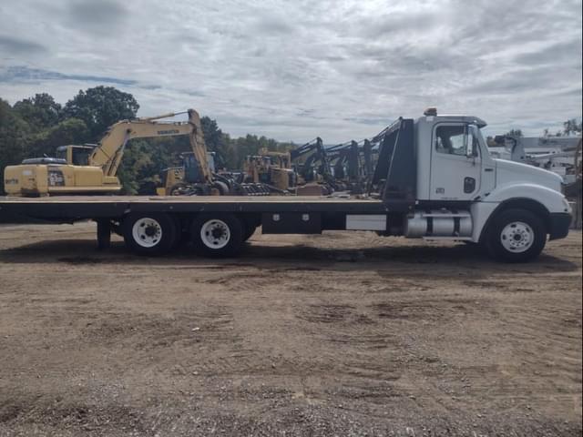 Image of Freightliner Columbia equipment image 2